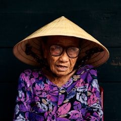 Ảnh khách hàng lớn tuổi tại Việt Nam